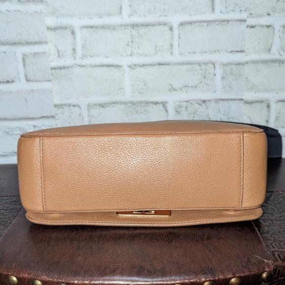 Tory Burch Britten Large Adjustable Shoulder Bag in Bark Leather, Logo - Picture 13 of 16